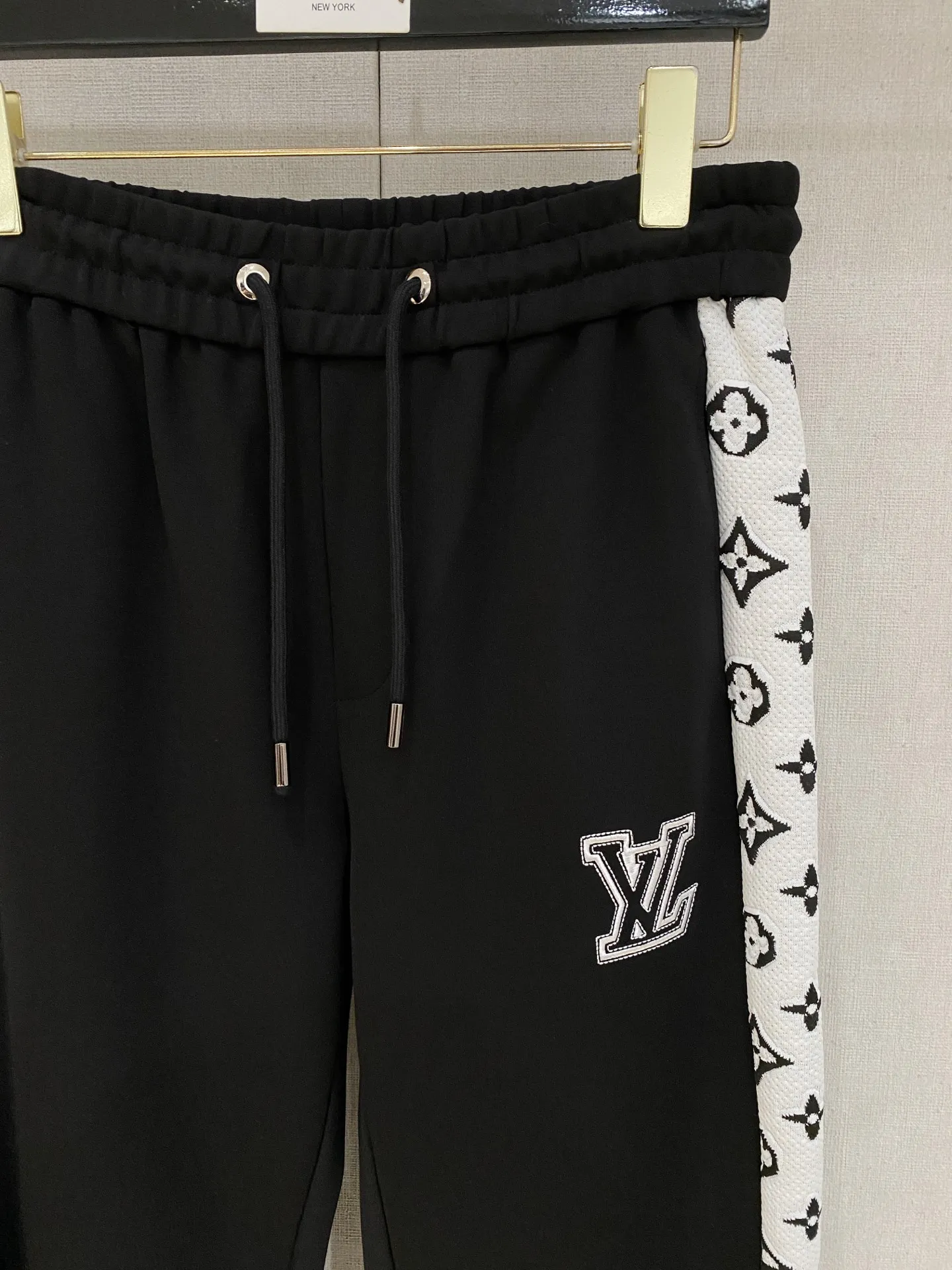 🅿️720 LV hot-selling suit is coming. Focus on the original version of the official website. 2025 new hot-selling cardigan suit. The original order is the best. 🇭🇰The meticulous work of top designers. It has a fitting and perfect upper body effect. All-natural high-quality Tencel Roman cotton 100%, close-fitting comfort, noble and elegant! Original hardware embodies elegance and nobility! Counter size: M-3XL (maximum wear up to 190 pounds)